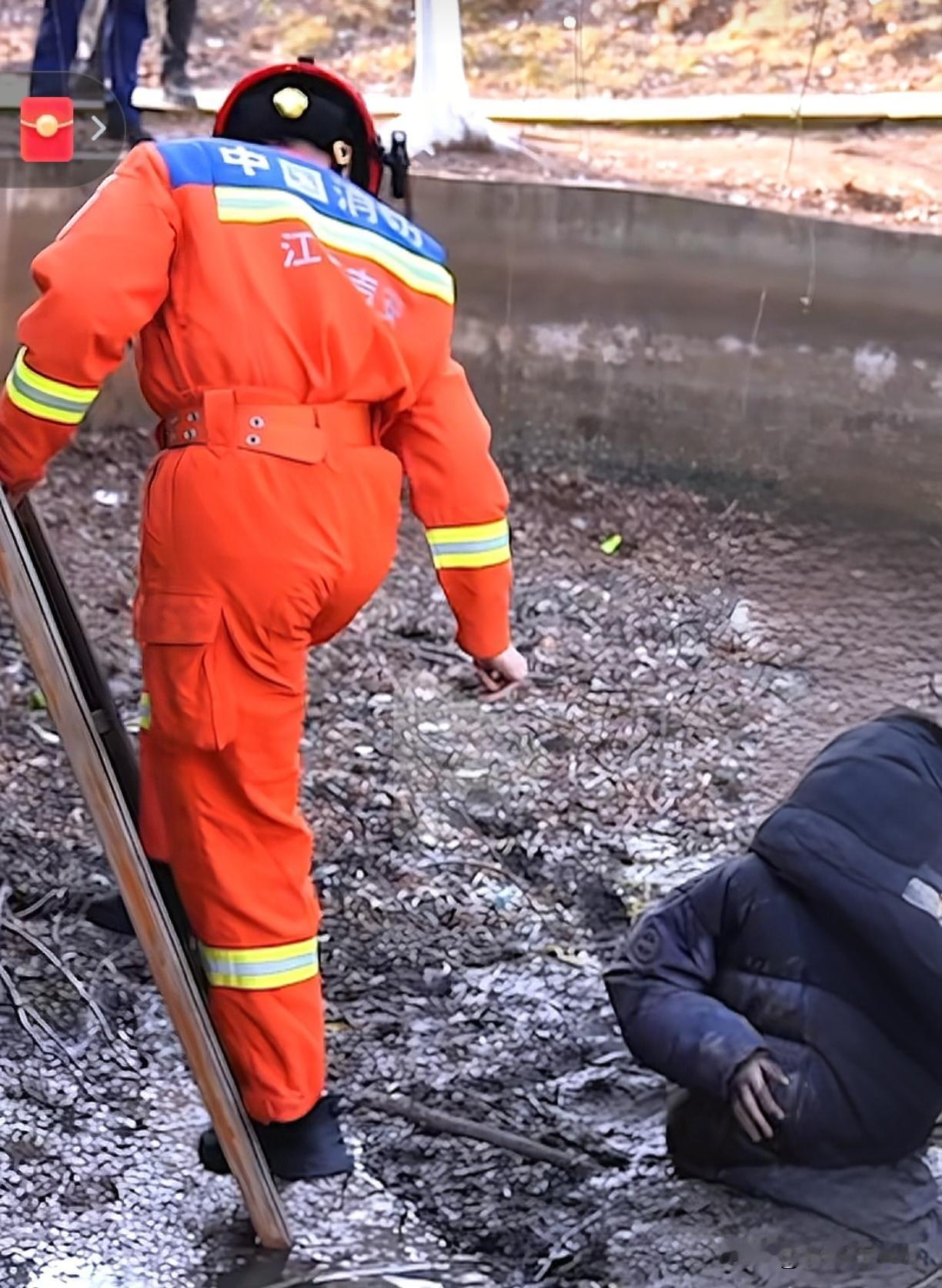 男孩救女孩反陷泥潭！消防员“拔萝卜”式救援太暖，人民日报都点赞危急！小男孩为