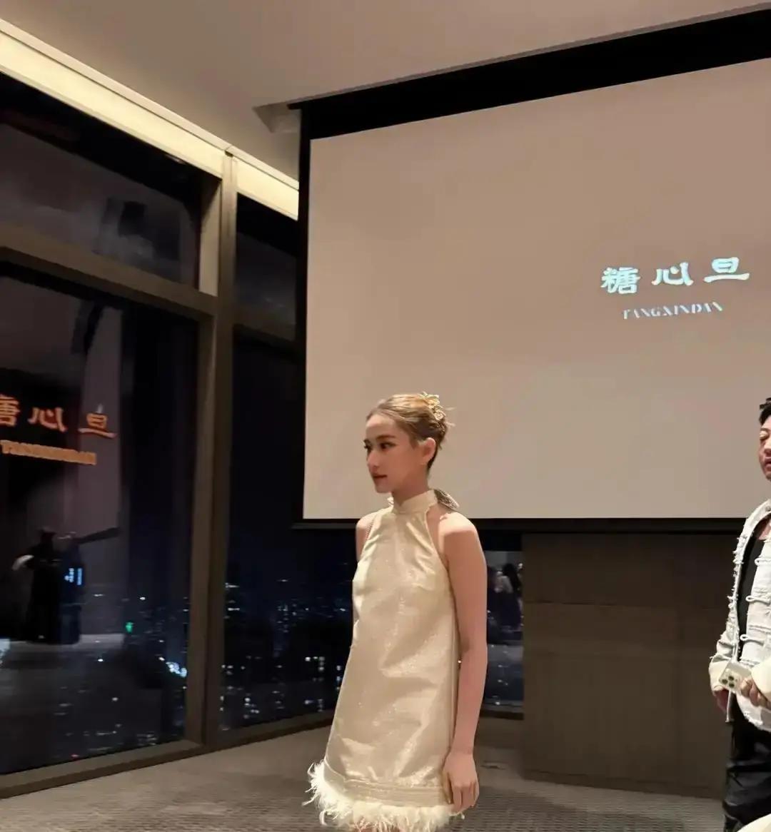 15岁王诗龄坐主桌，被晾成背景板？真事发生在深圳糖心旦慈善夜。李湘带女儿回