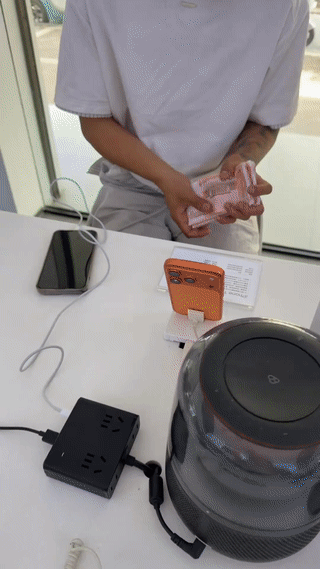一对刚刚结婚不久的新婚小夫妻来到一家手机专卖店购买手机。他们挑来挑去最后选中了