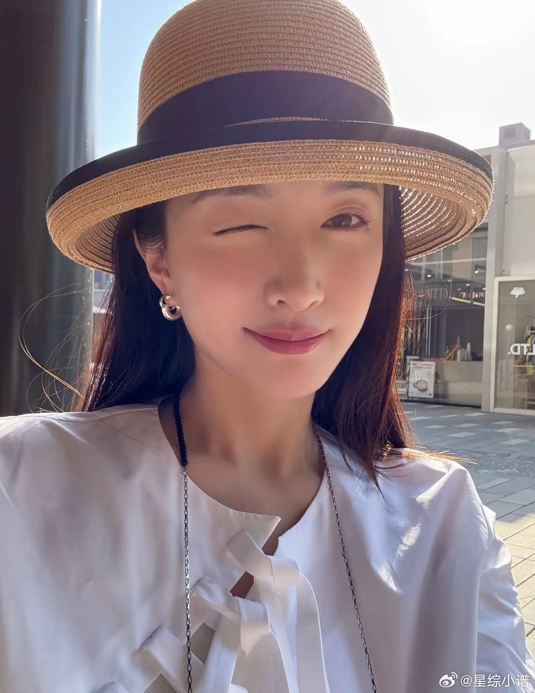 江疏影真是“文艺女神”，“白衬衫+白色牛仔裤”，赚足回头率​​​