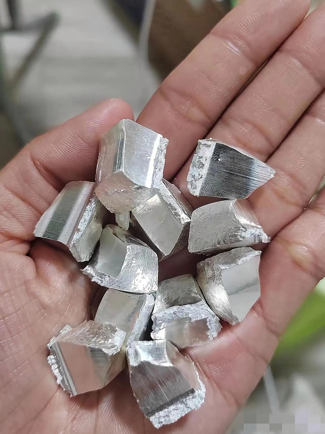 手里有1万？别跟风买黄金！这笔投资账算完你就懂了手里揣着1万块想投资，别一