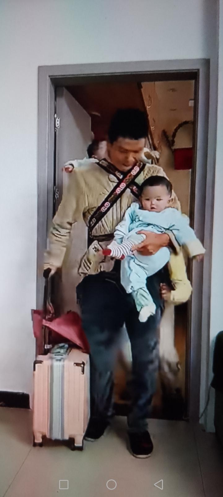 糟心！离婚。上门女婿背抱着孩子离家出走，媳妇死拉活拽，跪求丈夫不要走。事因，丈夫