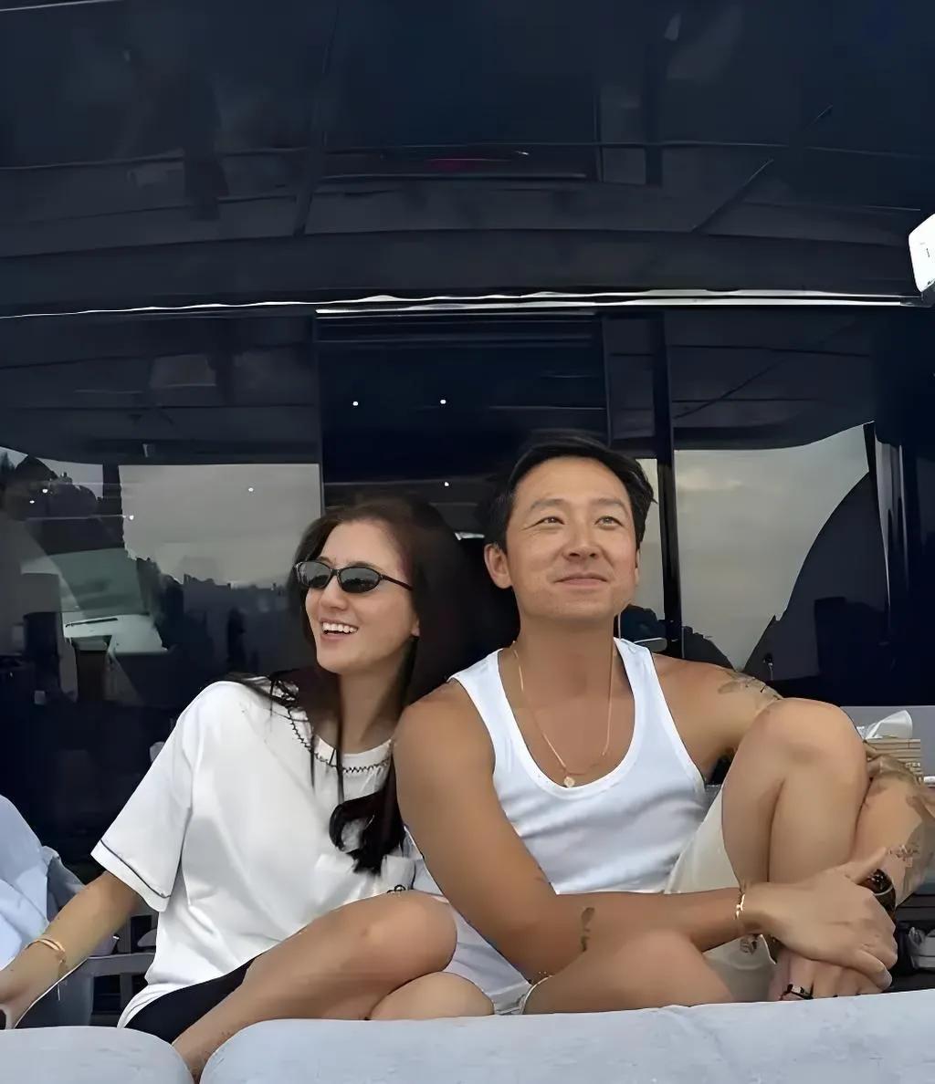 都拿吴千语夫妇对标奚梦瑶夫妇去对比，其实没什么可比性。何猷君家已经分家了，奚