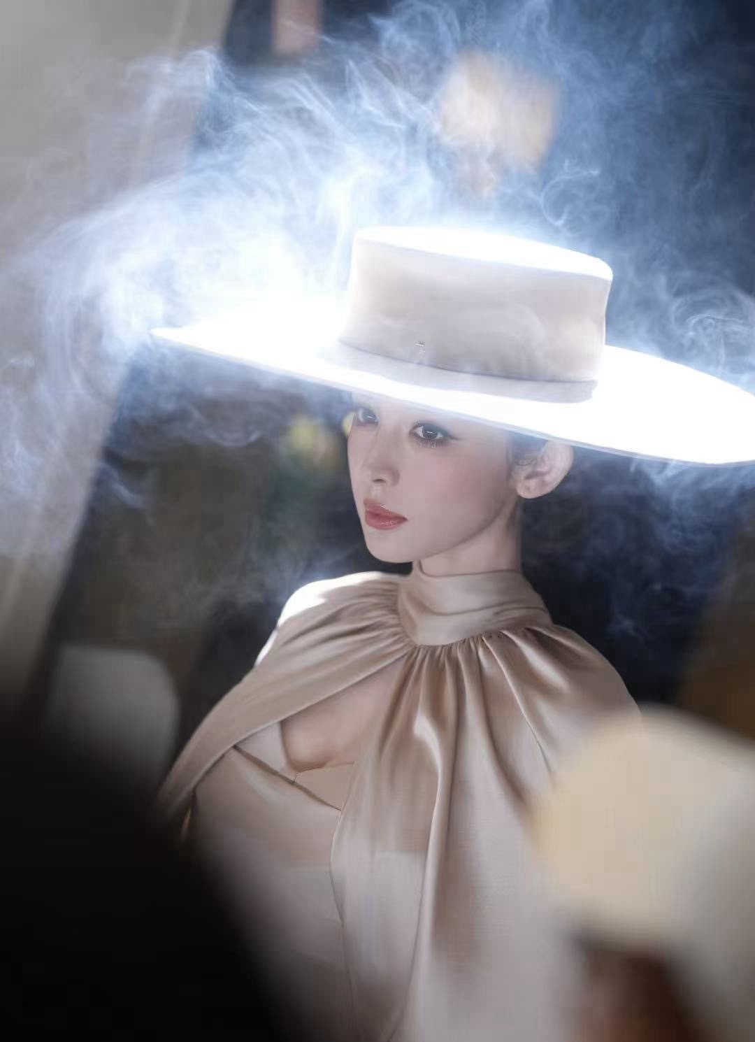 终于知道什么叫“老天爷追着喂饭吃了”！娜扎这组图，光影、造型、神态都像老电影里精