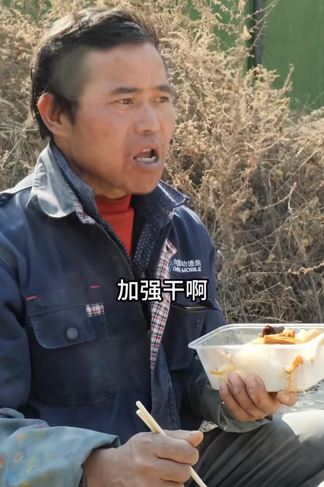 58岁工地汉子，一碗10元卤肉饭，却扛着8个孩子的未来！“好吃得很，像家乡的