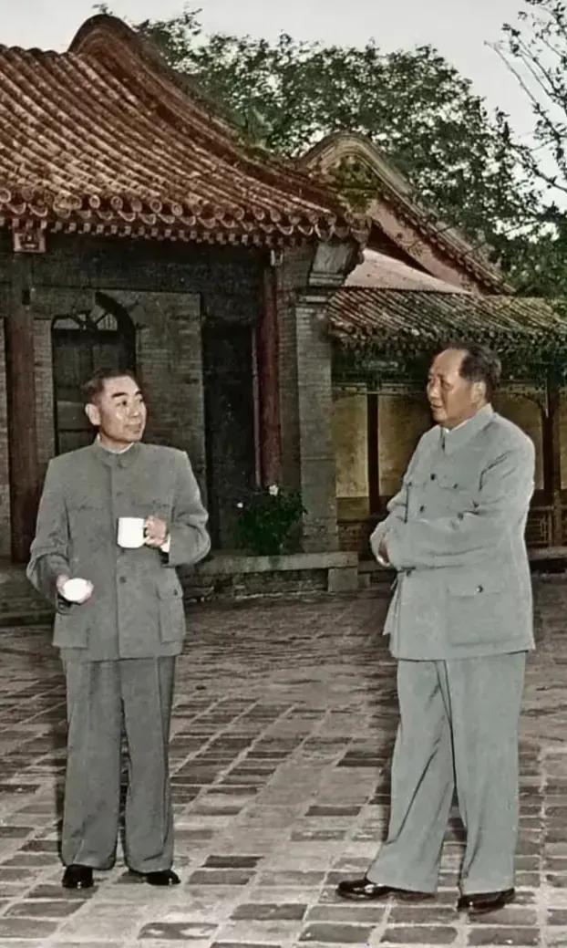 抬伤员1947年8月18日，西北野战军主力部队在沙家店和胡宗南