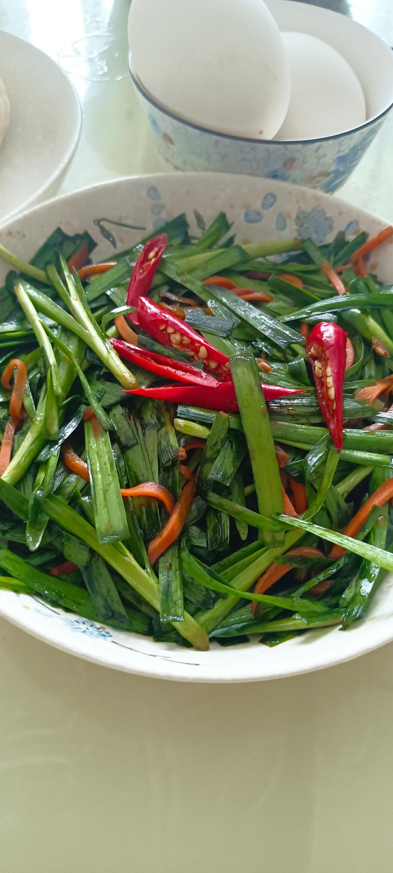 您吃过用韭菜做的凉拌菜吗？我发现我们家啥蔬菜都能做饺馅，啥蔬菜都能做凉拌菜。