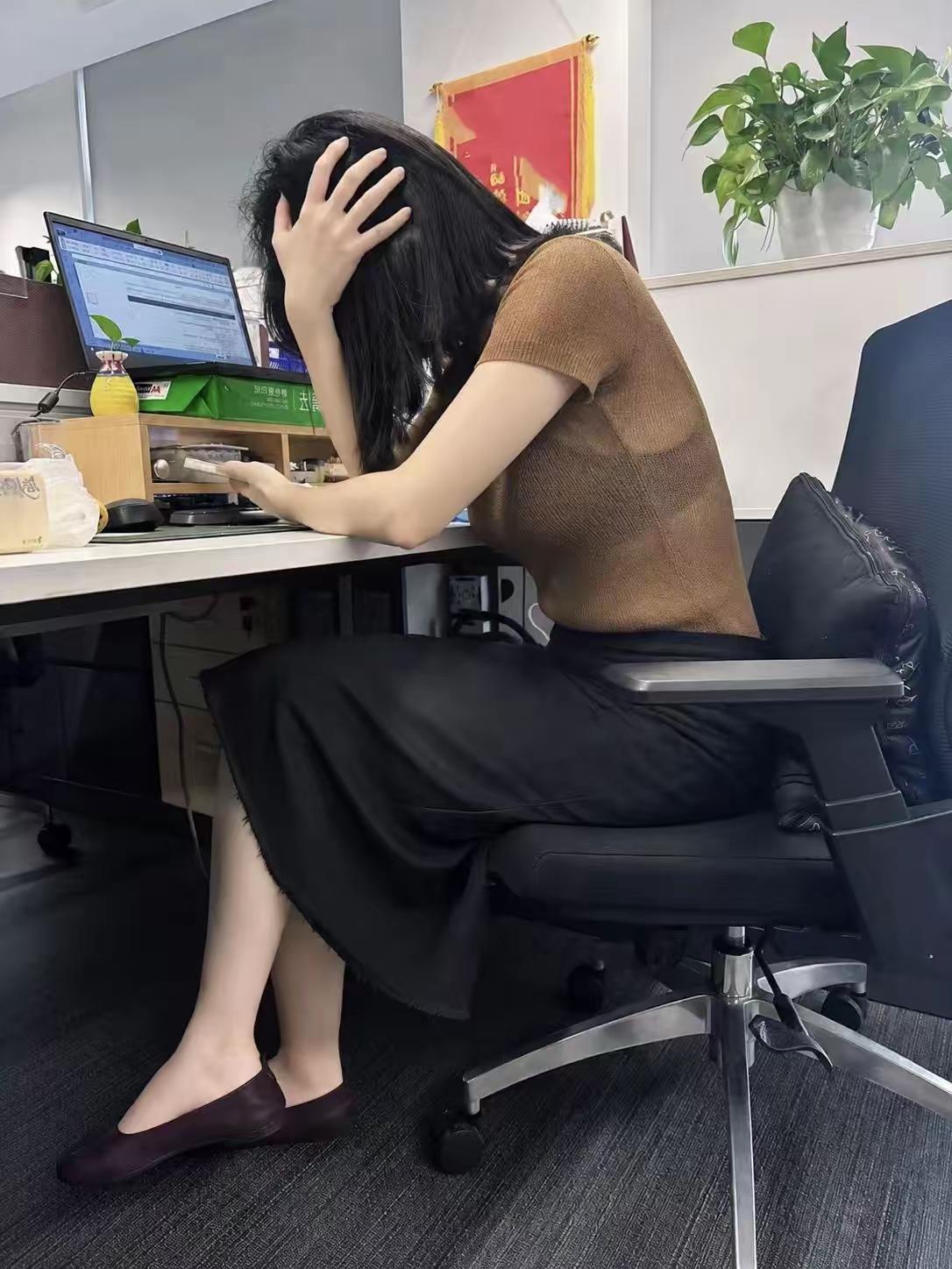 开四十万豪车上班，月薪你猜不到，这班她为何天天准时到外人眼里的她，排场十足
