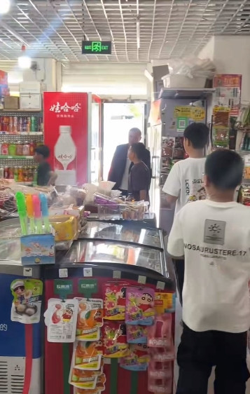这孩子真棒！黑龙江，小男孩偶遇车主没有关车窗，给车主打电话提醒，还守在车子旁边等