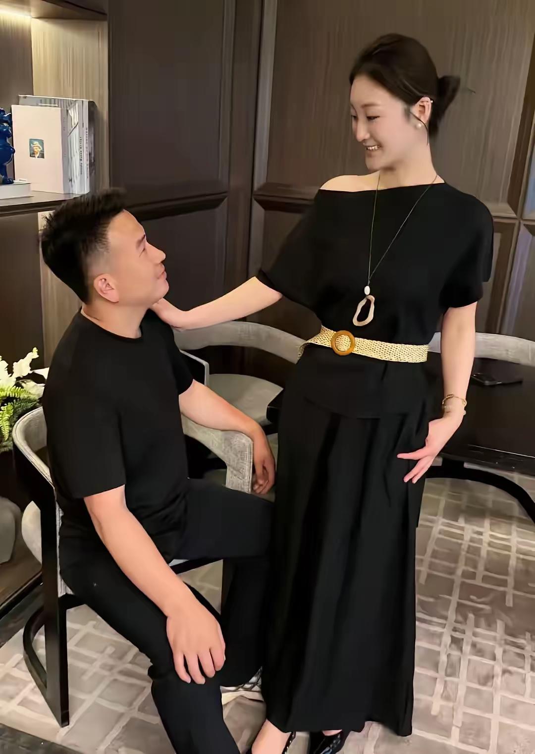 陈亚男是真稀罕新男友，有事没事就想摸摸他！她也紧跟潮流，对新男友玩起了生理性喜欢