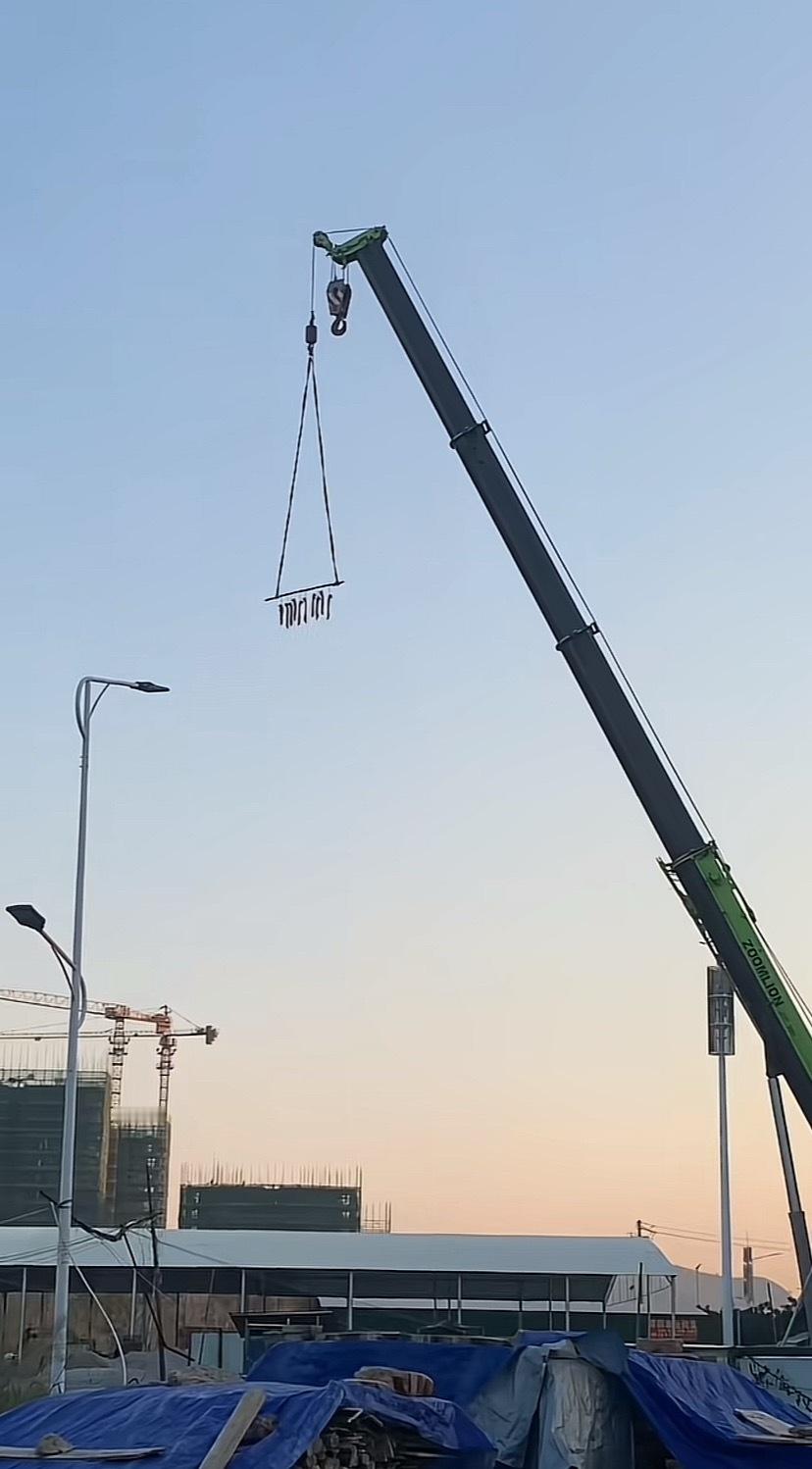 这样晒腊肉会不会有人也开个吊机来偷？还是不保险的。