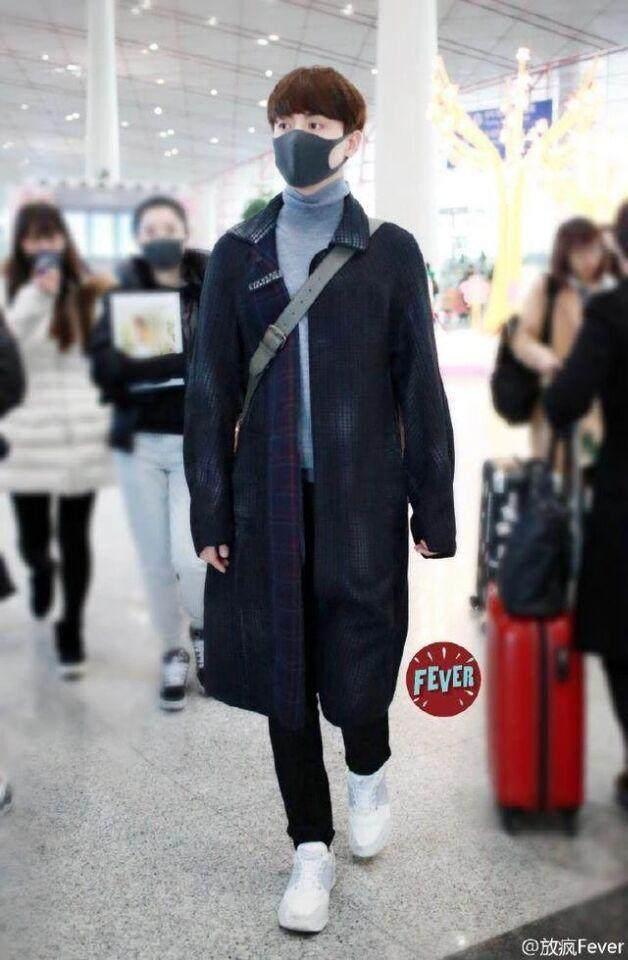 热点话题:当红人气小生马天宇, 在机场被众多迷