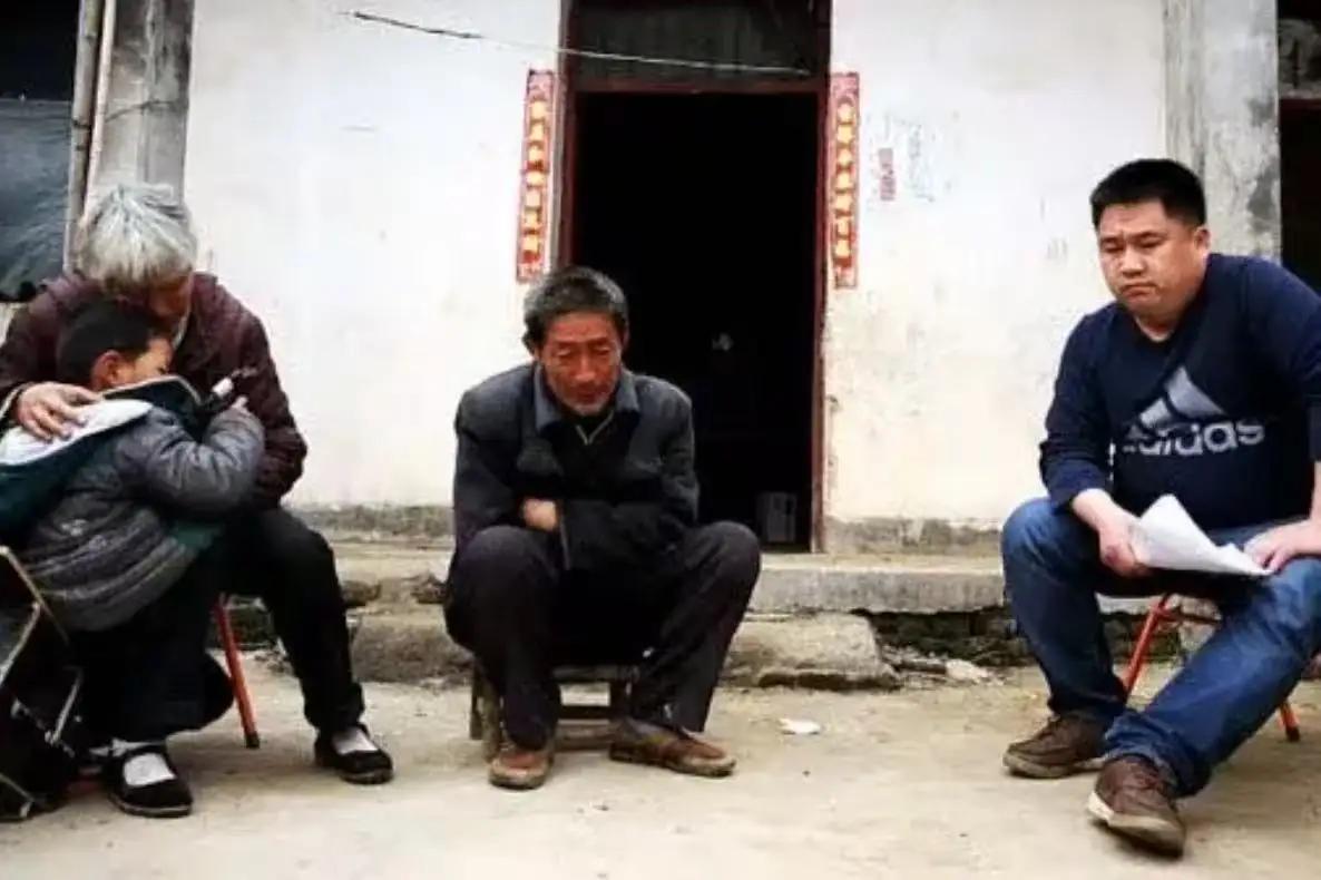 河南icon男子贷款25万买大货车，让车行老板帮忙担保。可是买完车后，男子却离奇