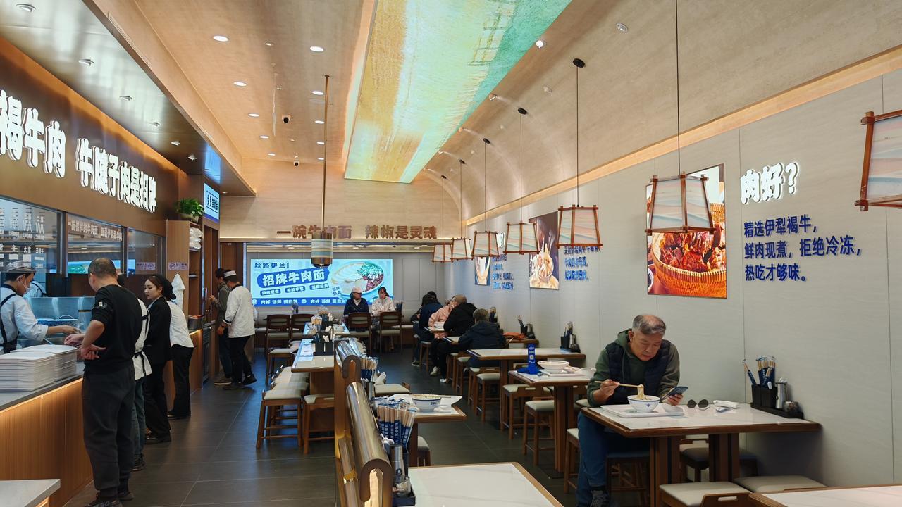 这家清真小店真不错。遛弯累了，也到了午饭时间，随意走进北京新街口一家清真小店。