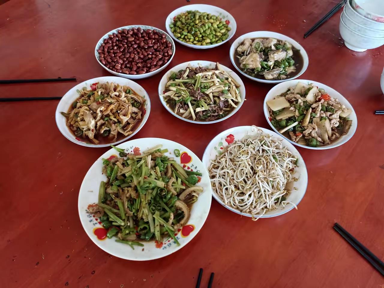 每次回娘家送节礼的时候，哥嫂就不在家，回嫂子娘家，就留我妈一个人在家忙活，