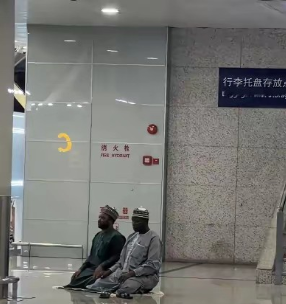 这是外国人的特权吗？近期，一博主爆料两个外籍人士在公共场合进行宗教活动引起了争