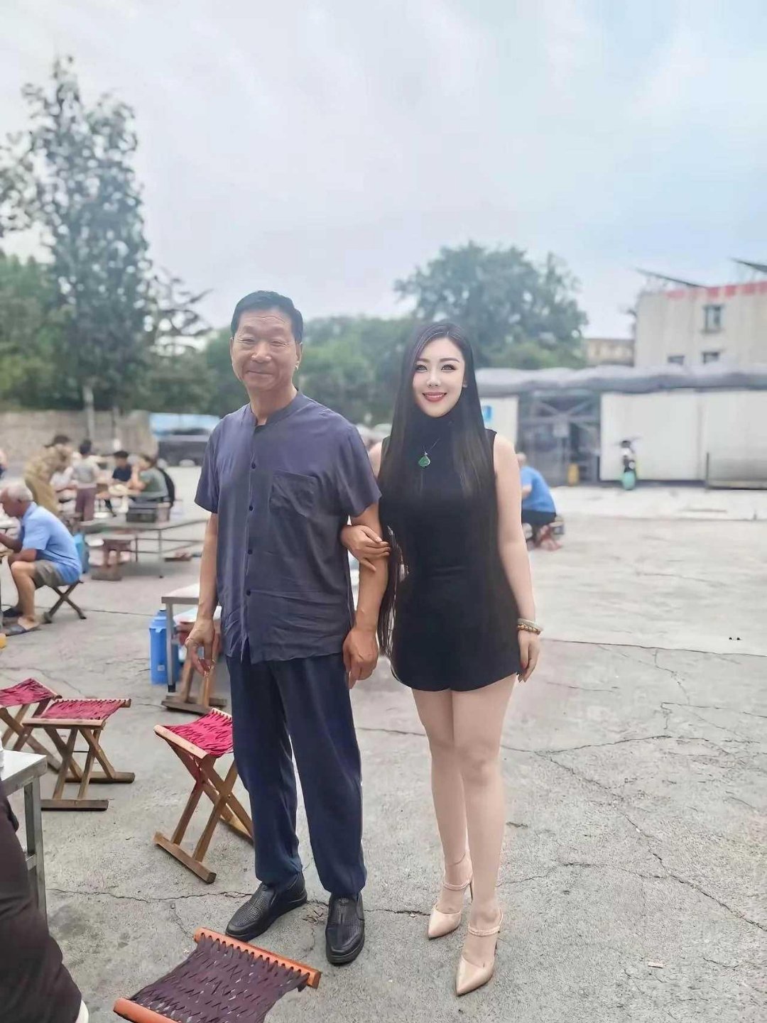 都说她爸爸长得像张国立，像吗？