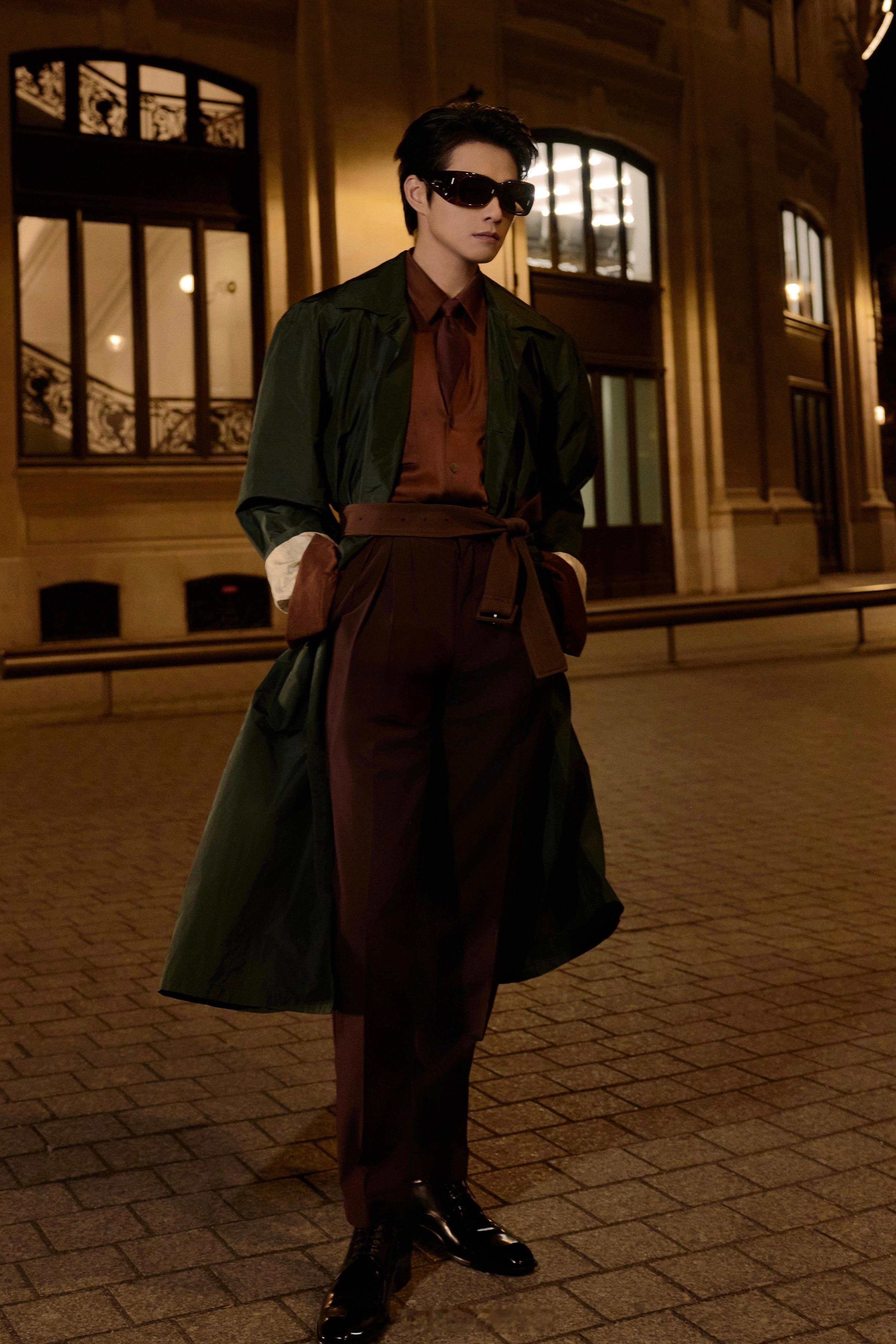 圣罗兰巴黎男装大秀于巴黎晨曦中启幕，2026冬季男士系列揭开充满私密感与诗意的