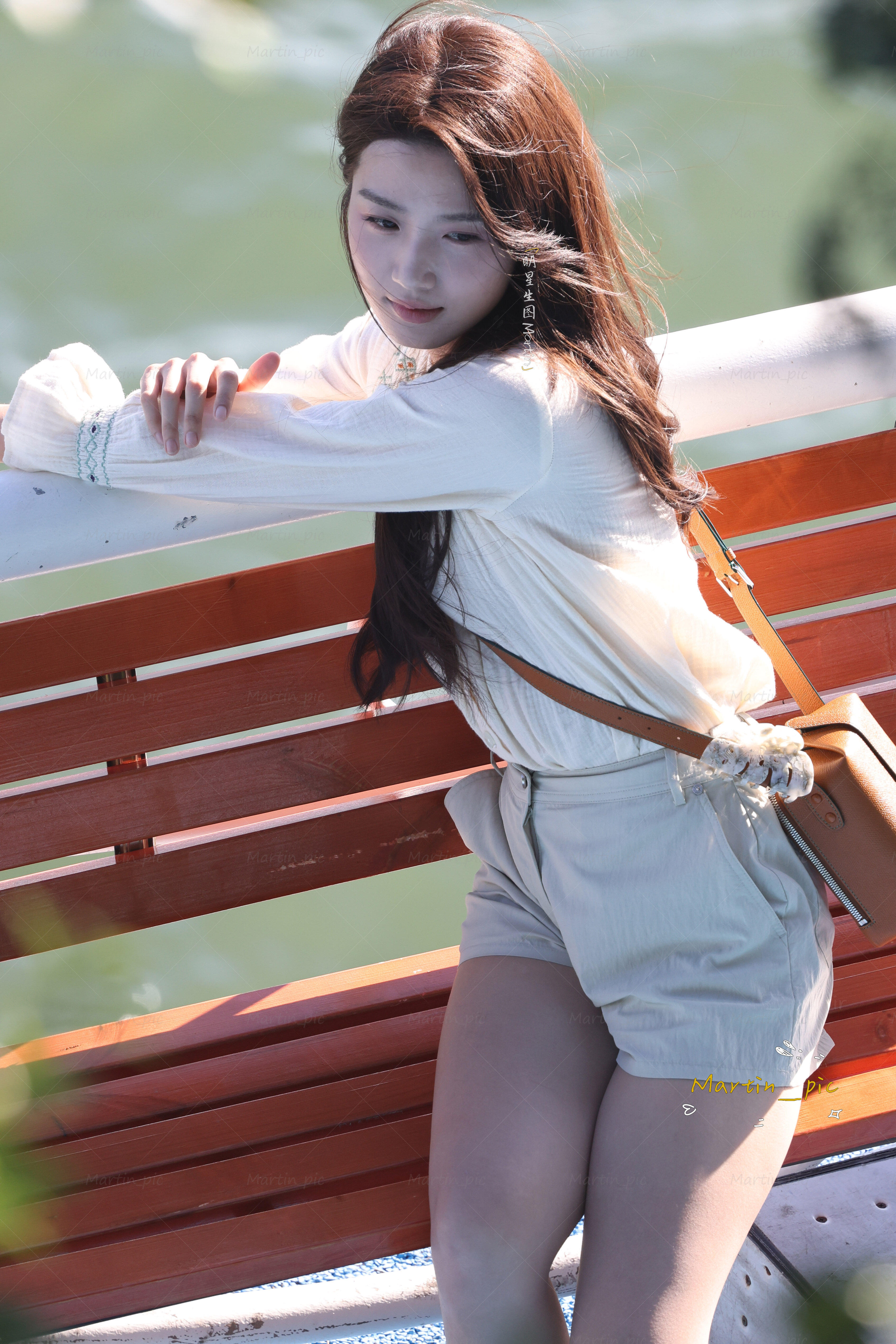 卢昱晓x新剧路透生图·最近迷上她了😘​​​