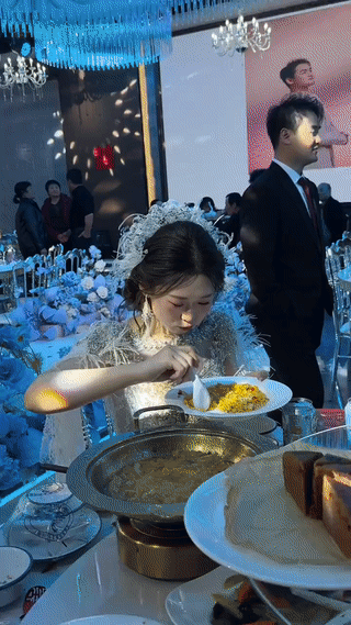 新娘子看起来是真的饿了？一盘很普通的“松仁玉米”，她硬是吃出了“山珍海味”的感