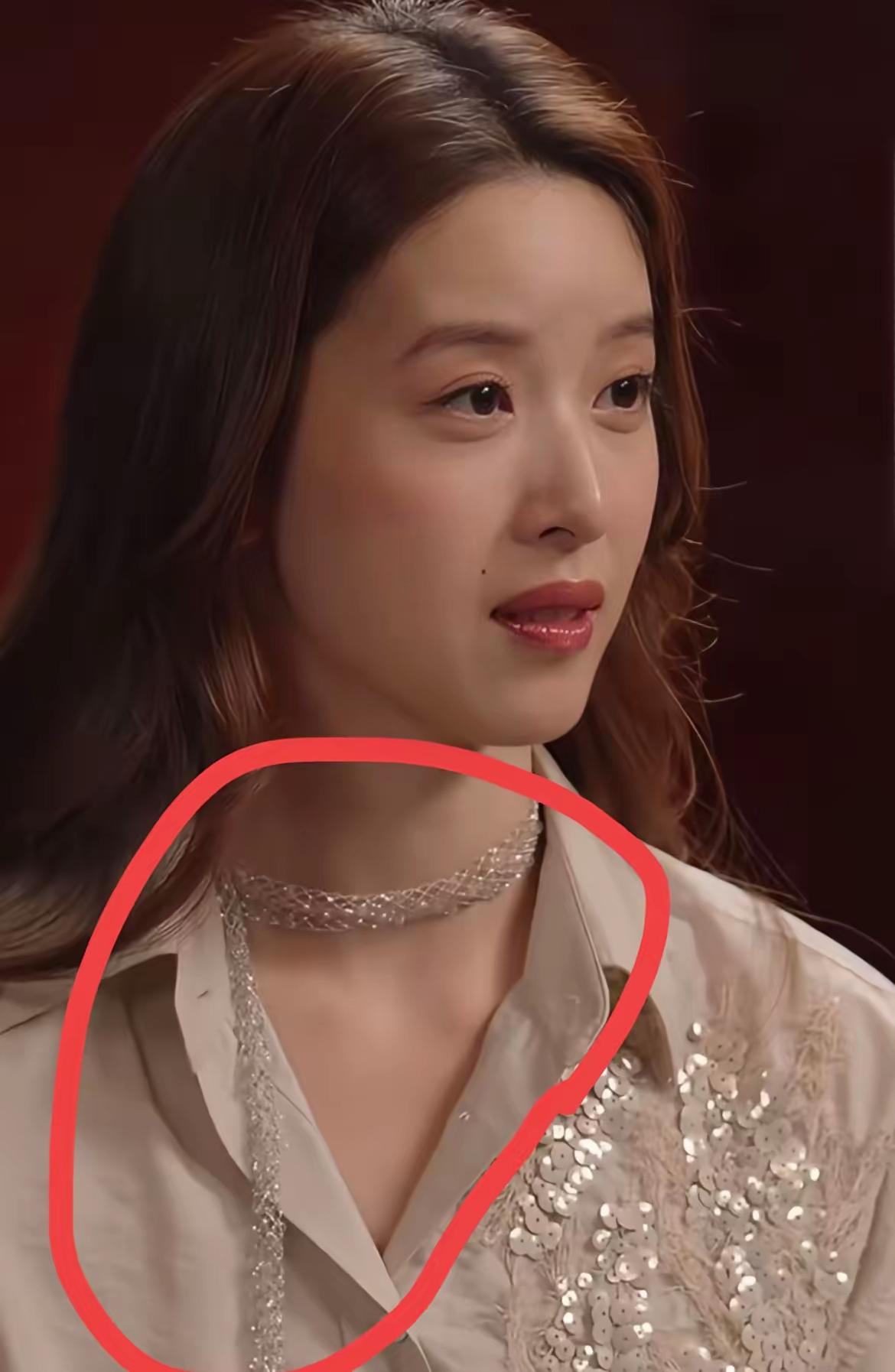 她脖子上戴的不是丝巾，也不是项链啊？章泽天脖子上带的既有丝织品又有钻的饰品到
