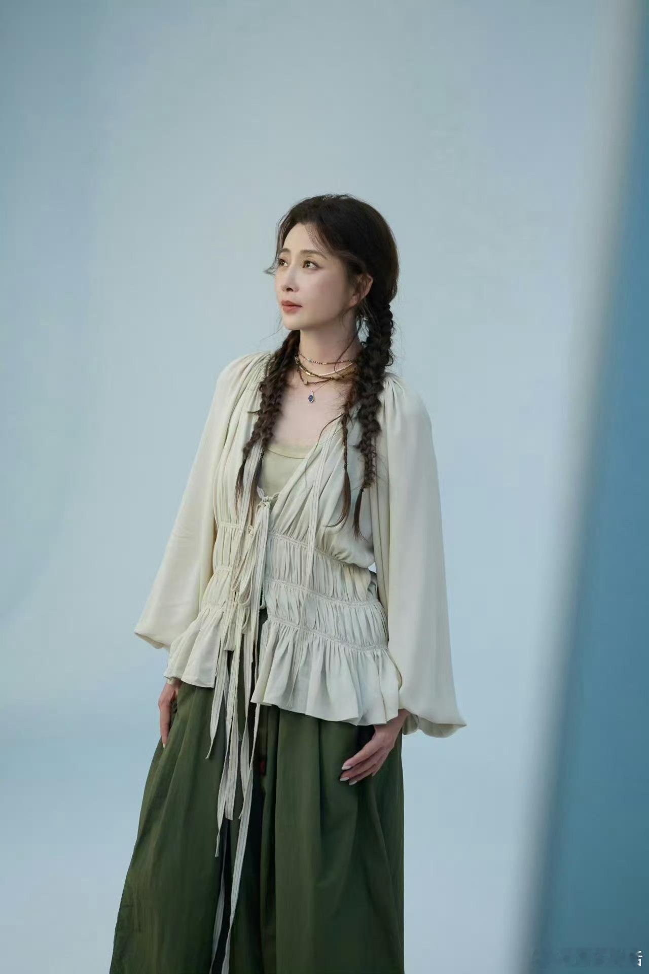 殷桃双麻花活力造型花儿与少年殷桃双麻花造型太有灵气，褪去成熟厚重感，满满的松弛度