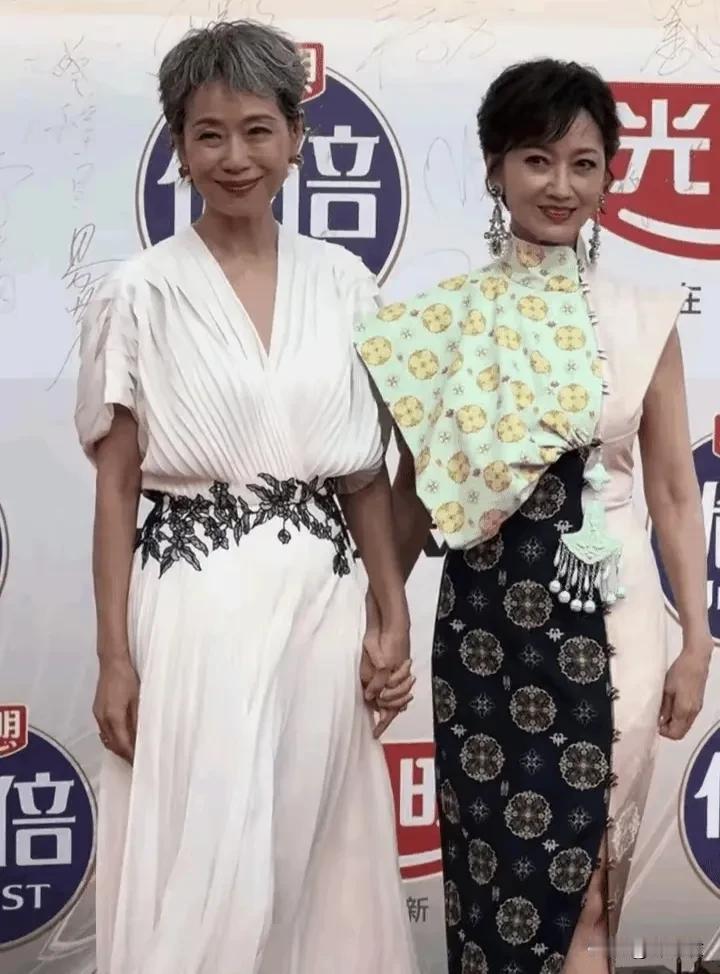 叶童和赵雅芝本来就是同事关系，共事时间就是拍新白娘子那短短的时间，再加上她们两个