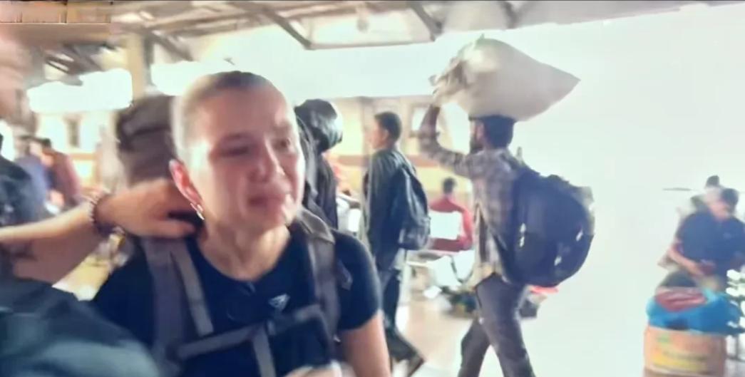 那个吐槽中国的英国网红在印度崩溃啦！一对英国情侣背着行李在环球旅行，他们参加了