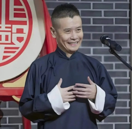 【著名相声演员郑宏伟深夜发文忏悔，希望重回青曲社，疑似生存艰难！】近日，著名相