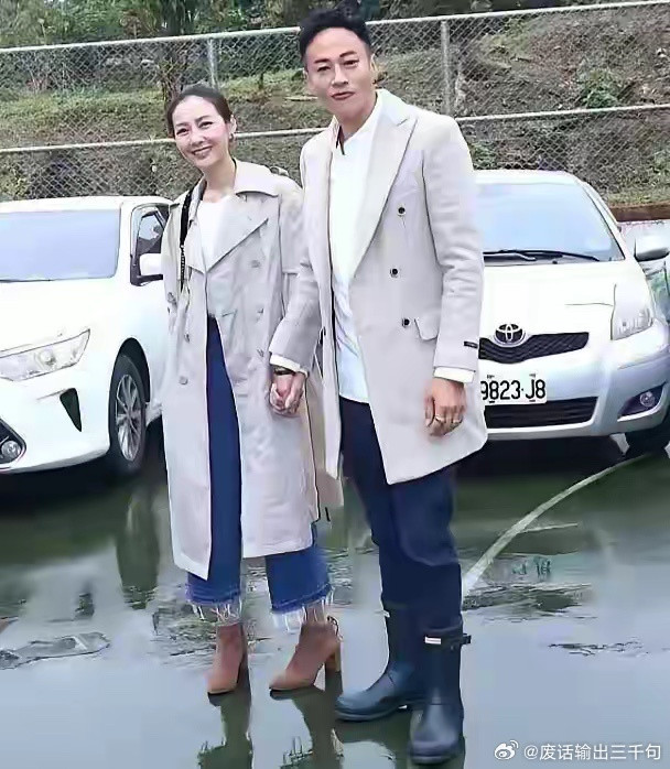 最佩服何润东的一点是，他和他的柜姐老婆已经携手了近20年。他老婆只是一个卖衣服的