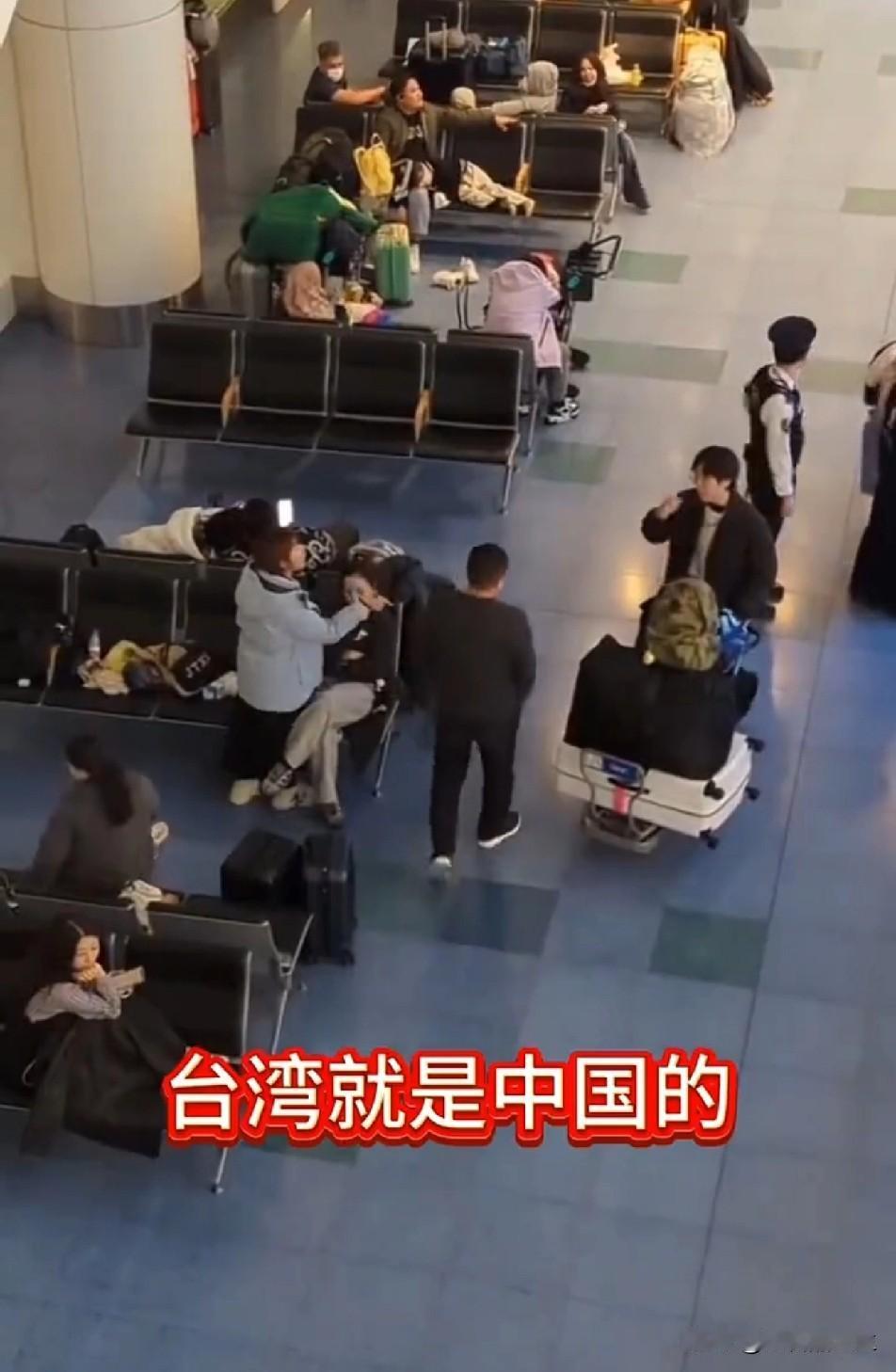 虽然这位女士声音很大，但我还是支持她，对待这群🐸就应该不留客气。昨天在成田