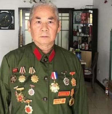 《血泪归途：炊事兵肖家喜中弹爬行9天8夜，用生命向祖国报到》