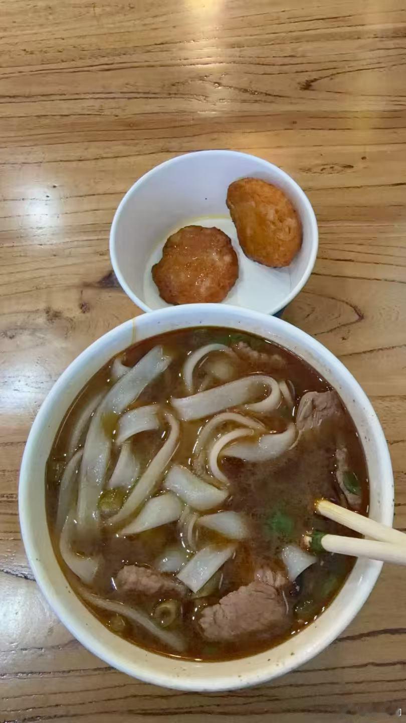 今天的过早，一碗生烫牛肉粉，两个虾饼。牛肉还是要现烫熟的嫩，还能裹着一点肉汁，吃