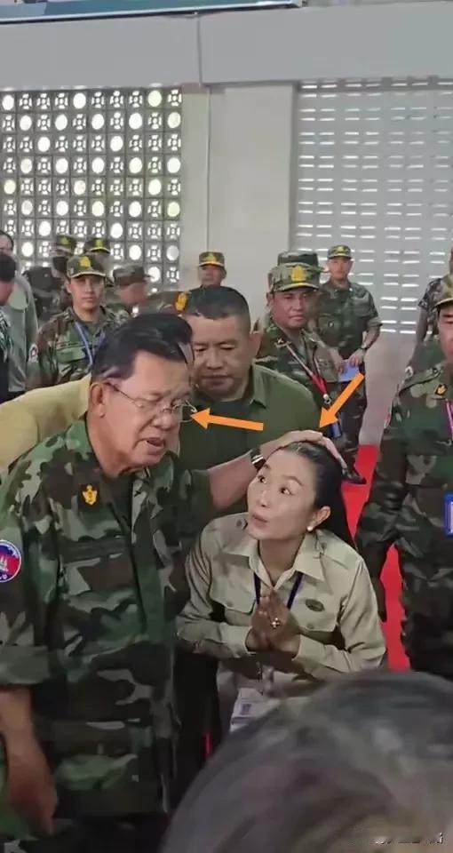 洪森亲王现在越来越不雅观了，他为啥按着这个女人的头顶？这个女人都不是小孩了，他这