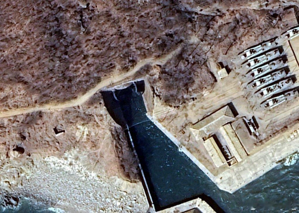朝鲜海军位于太和岛的洞库基地，大门已打开。岸上堆了7艘鱼雷快艇。