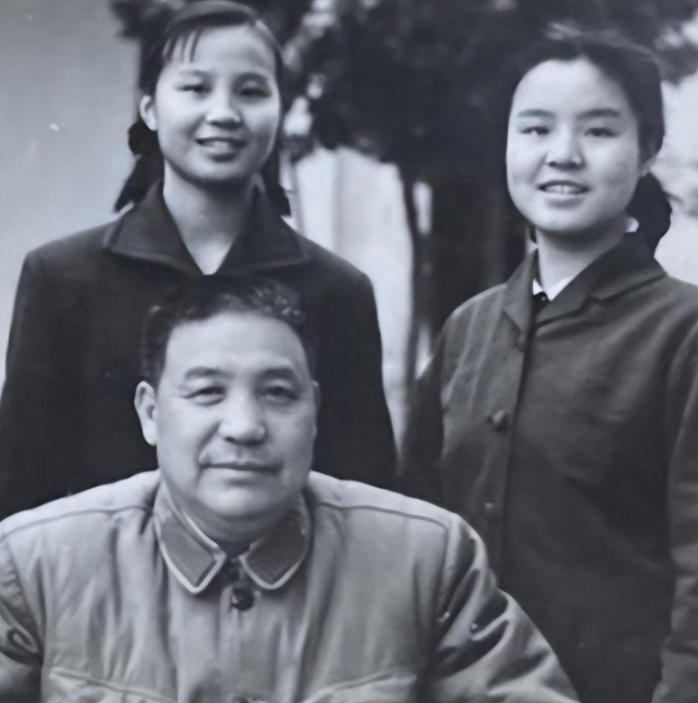 1949年罗荣桓接见<em>吴瑞林</em>，谈起毛主席后说道：交给你一个政治任务
