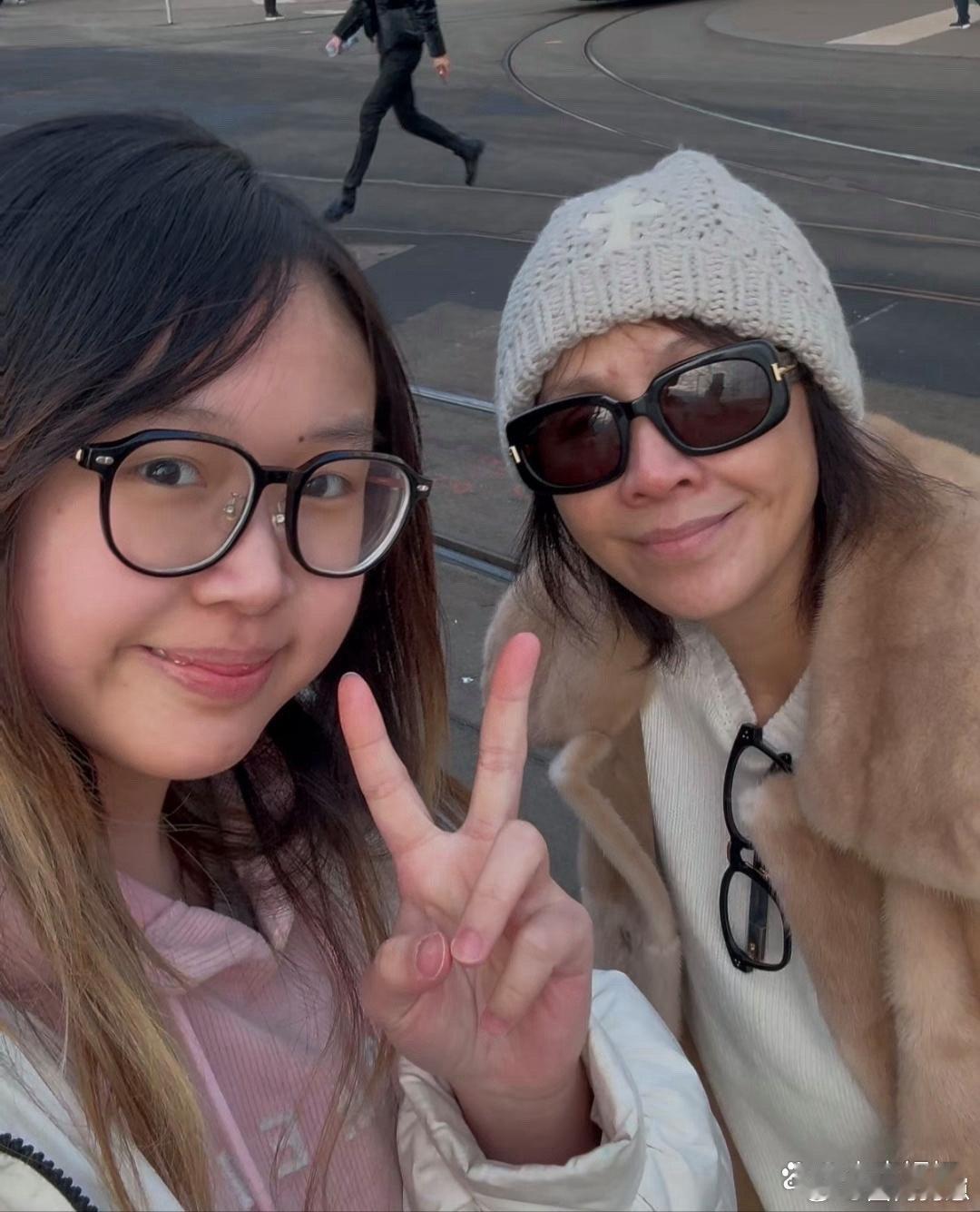 60岁刘嘉玲瑞士街头被偶遇，一袭貂毛外套贵气拉满，素颜状态更惊艳，皮肤紧致细纹极