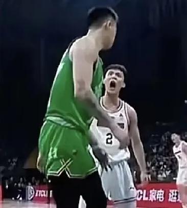 徐杰和张镇麟，两个失意人在全明星赛上怒吼，以发泄心中的郁闷。徐杰，CBA赛场最