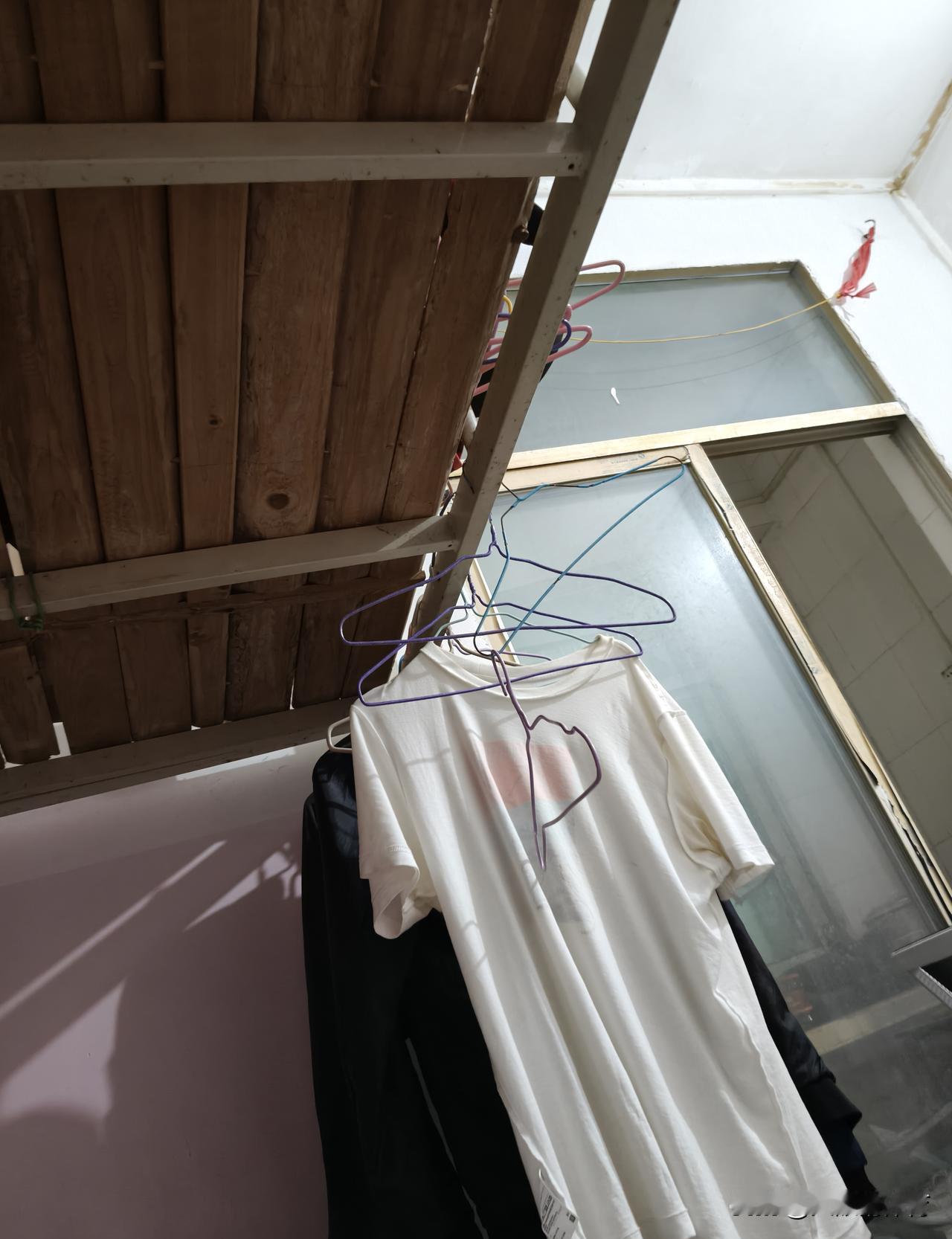 正月初七，他刷干净鞋底的泥，用钥匙打开了中山的月租房。这不是凯旋，是躲藏。二