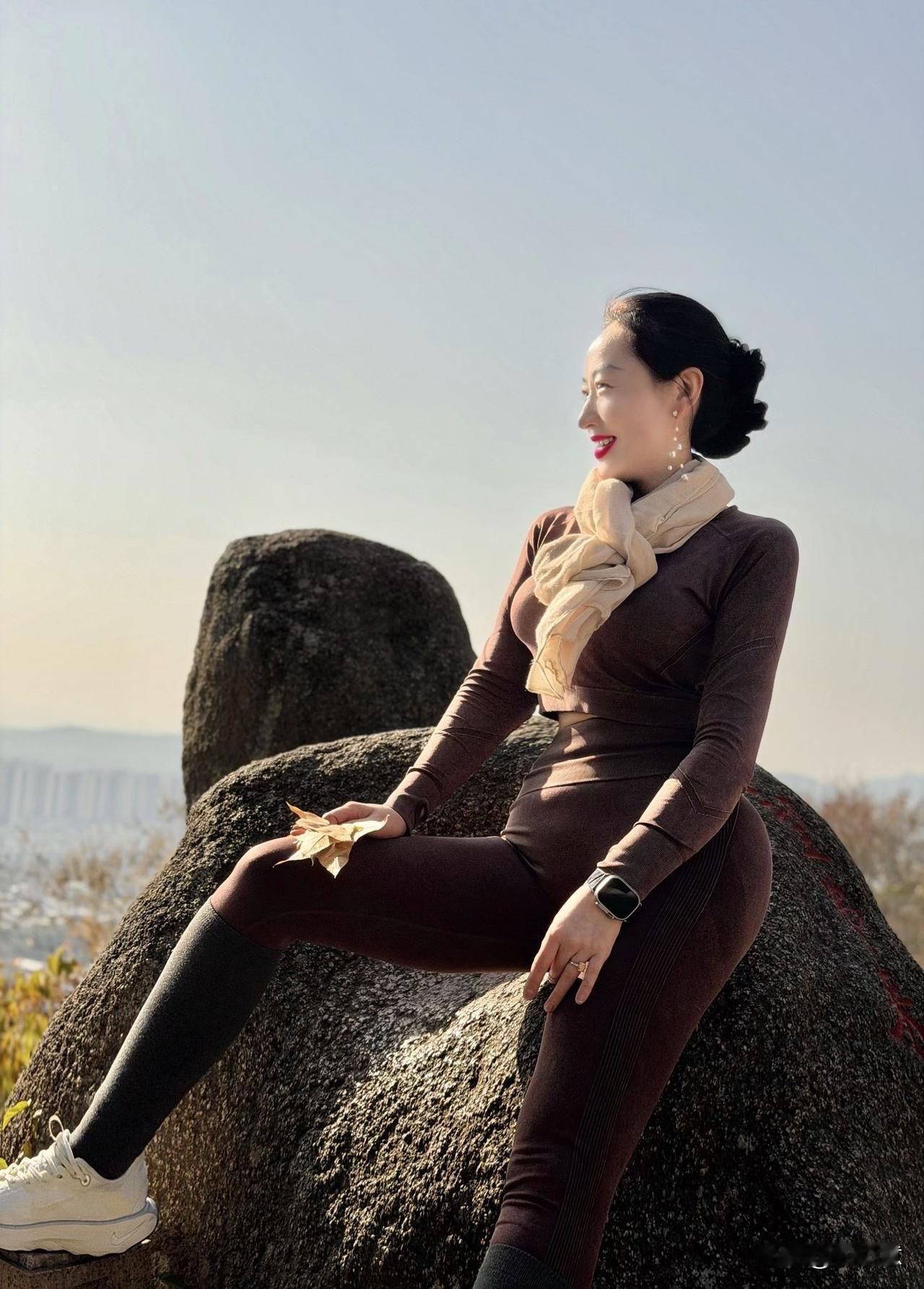 冬日暖阳下，静坐山间，享受宁静时光。