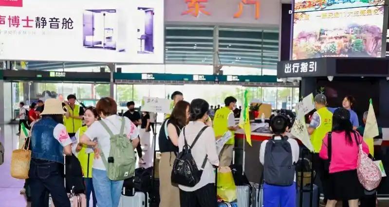 当前，不少人感受到经济下行带来的压力，对未来的收入和就业也流露出担忧。然而，刚刚