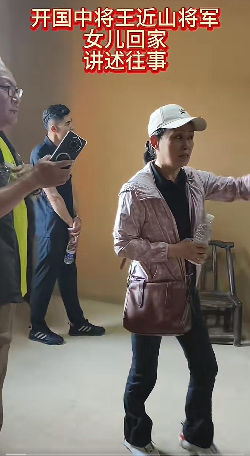 王近山女儿回家乡看望父亲故居，她是王将军第七个孩子，父亲睡过的床看上去不错，这样