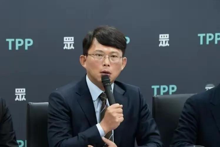黄国昌怒了，昨天下午在北检门口抗议，说：台湾的民主制度，已经被赖清德践踏得体无完