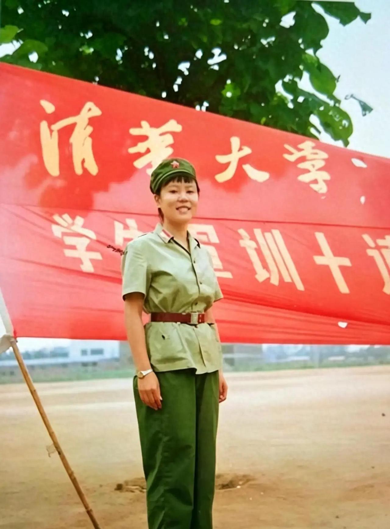 她活了49年，28年躺着，靠父母一勺一勺喂饭。1992年她穿迷彩服站在清华操场