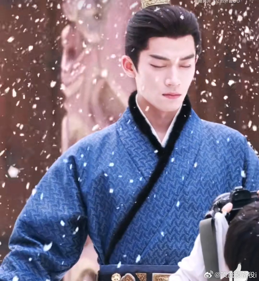 少年坚毅的在雪中站立具象化了王星越天选小说男主​​​