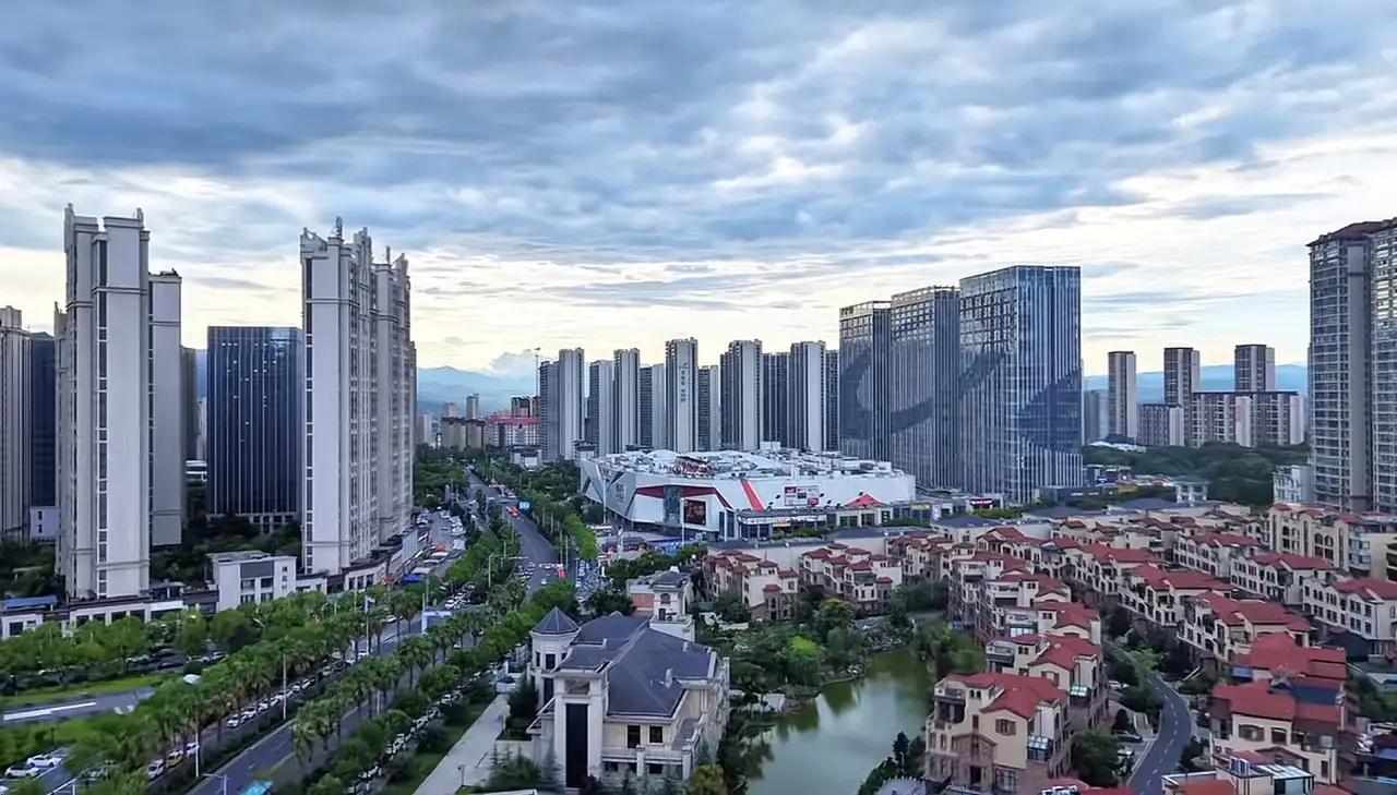 安康的万达广场和吾悦广场到底哪个更好呢？相信很多人心里都有一个答案，那就是万达当