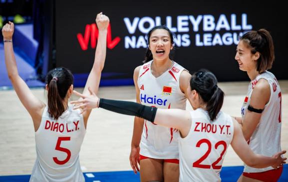 进4强！中国女排送美国出局，赛后诞生了三个意想不到，队员激动哭了。双方都是传统强