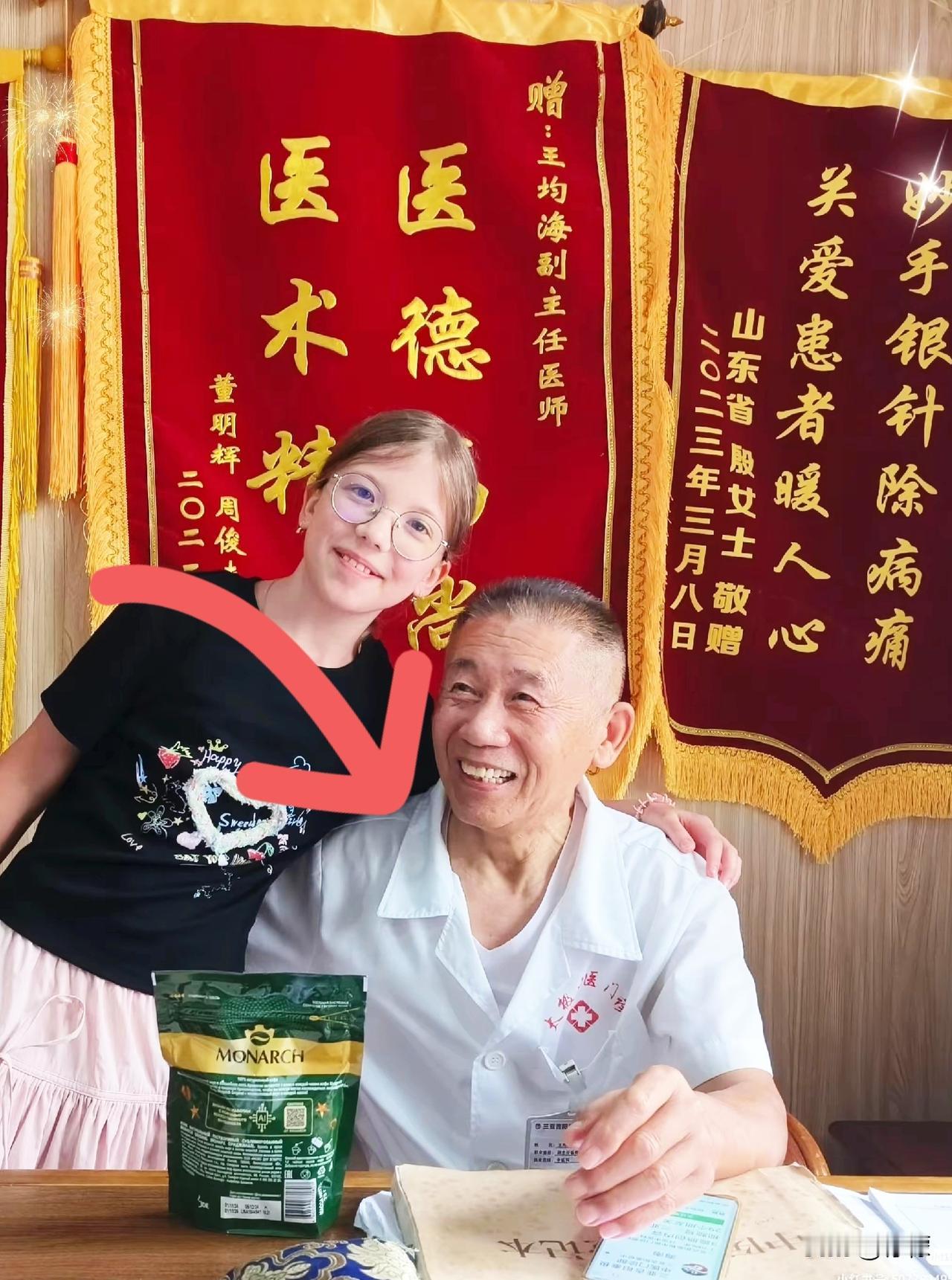 见过端起碗吃肉的，没见过吃完肉还要把锅砸了再啐两口唾沫的。美籍华裔回国看病，全