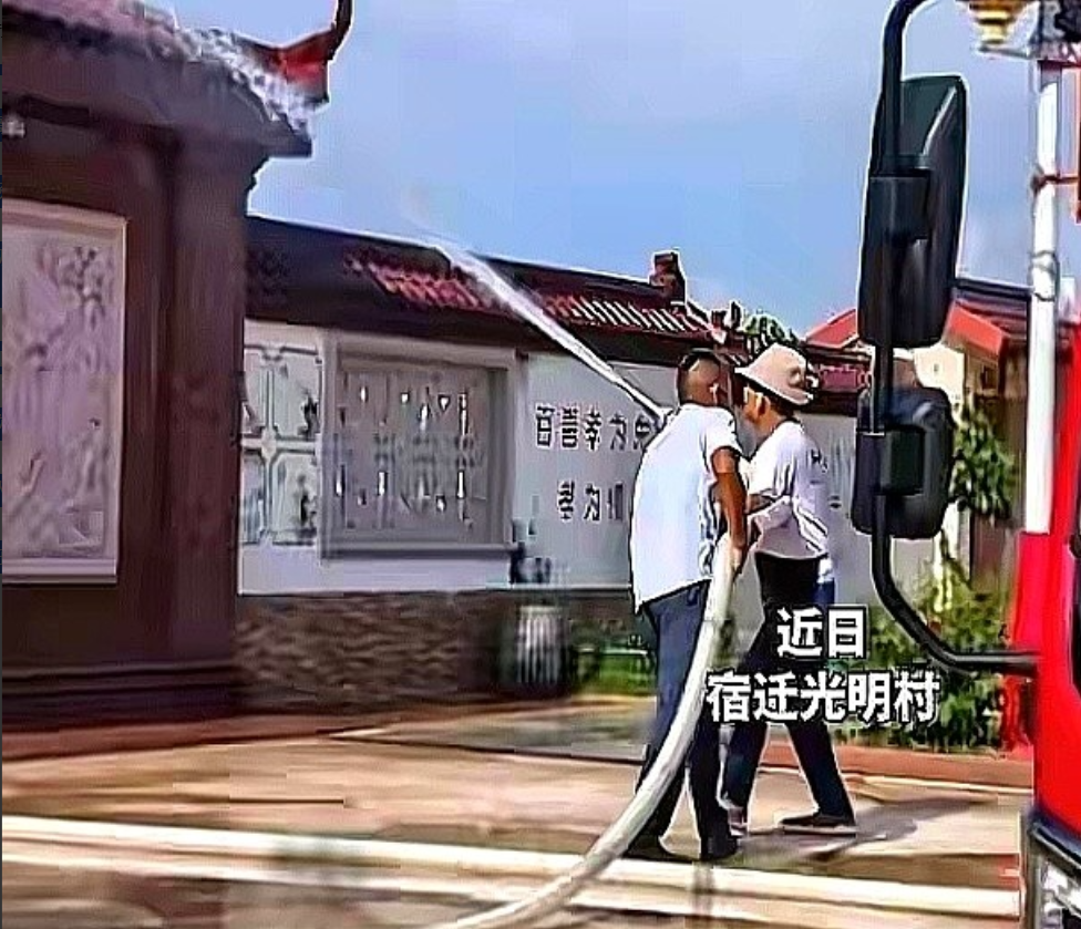 六年没踏进老家院门，这次刘强东突然现身宿迁，村口洒水车直接对着他家外墙狂冲，乡亲