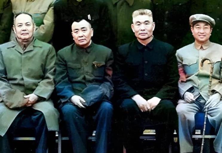 1960年叶剑英、谭政、肖劲光、陈赓合影，三位大将座次安排与我们通常知道的不一样